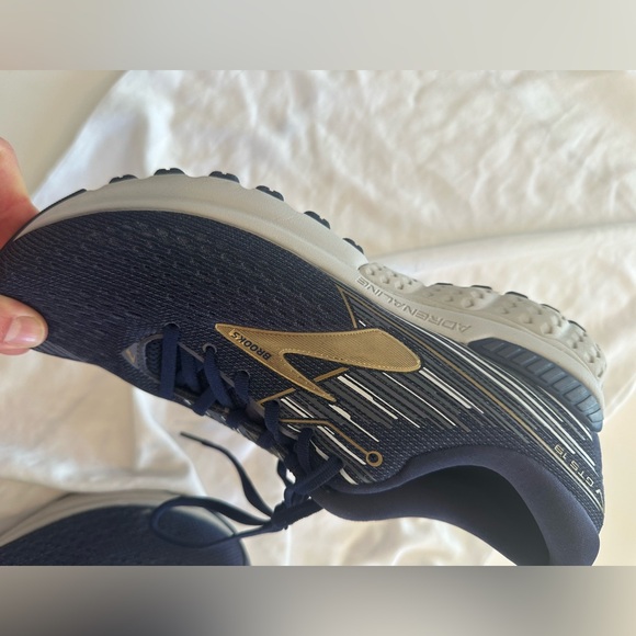 Brook’s running shoes - men’s - size 10 - like new, lightly used - Picture 4 of 9